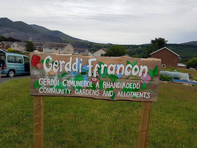 Community allotment sign saying Gerddi Francon, Bethesda